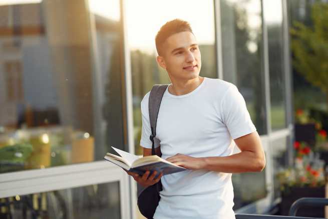 Alimenty na studia, co jeśli dziecko chce studiować zaocznie i dorabiać?